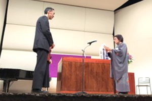 謝辞を述べる受賞者